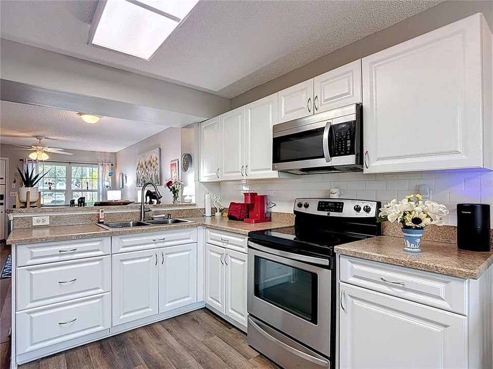 For Sale: $140,000 (2 beds, 1 baths, 925 Square Feet)