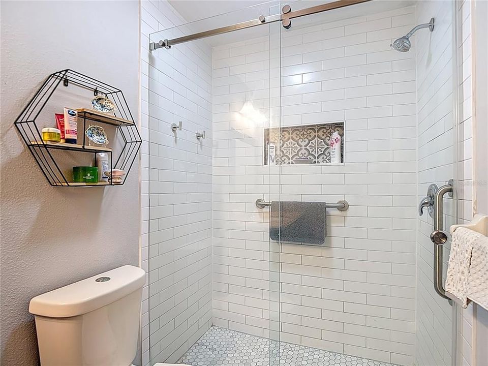 For Sale: $140,000 (2 beds, 1 baths, 925 Square Feet)
