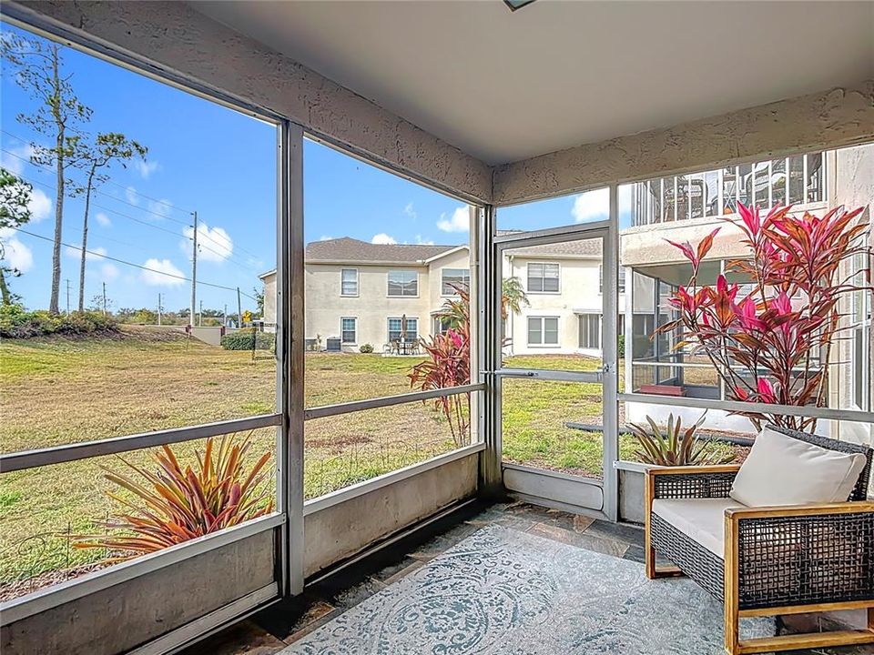 For Sale: $140,000 (2 beds, 1 baths, 925 Square Feet)