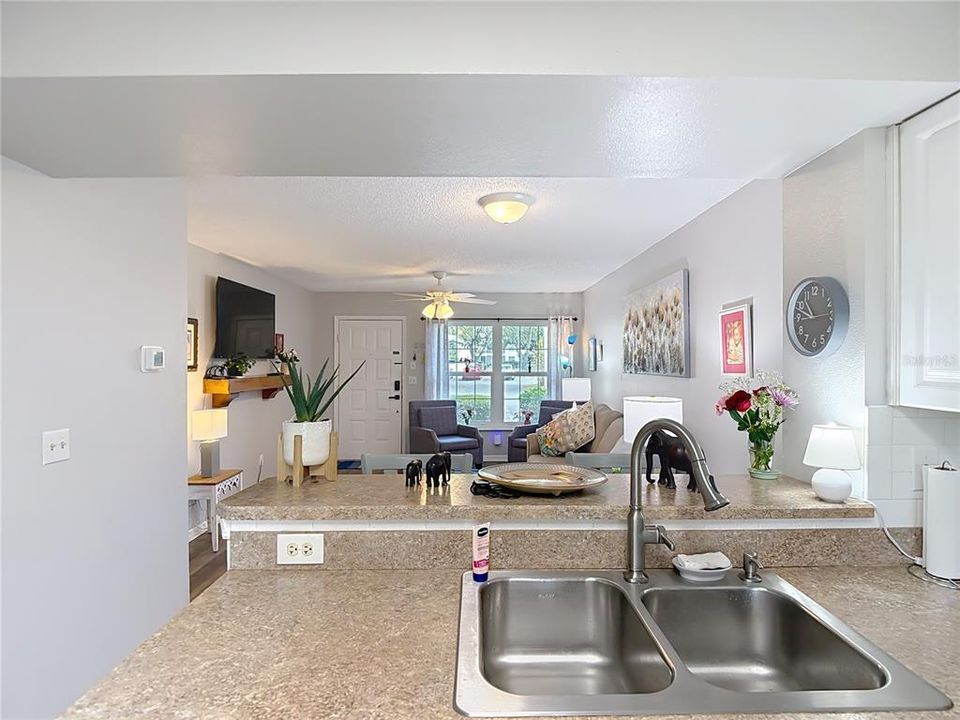 For Sale: $140,000 (2 beds, 1 baths, 925 Square Feet)