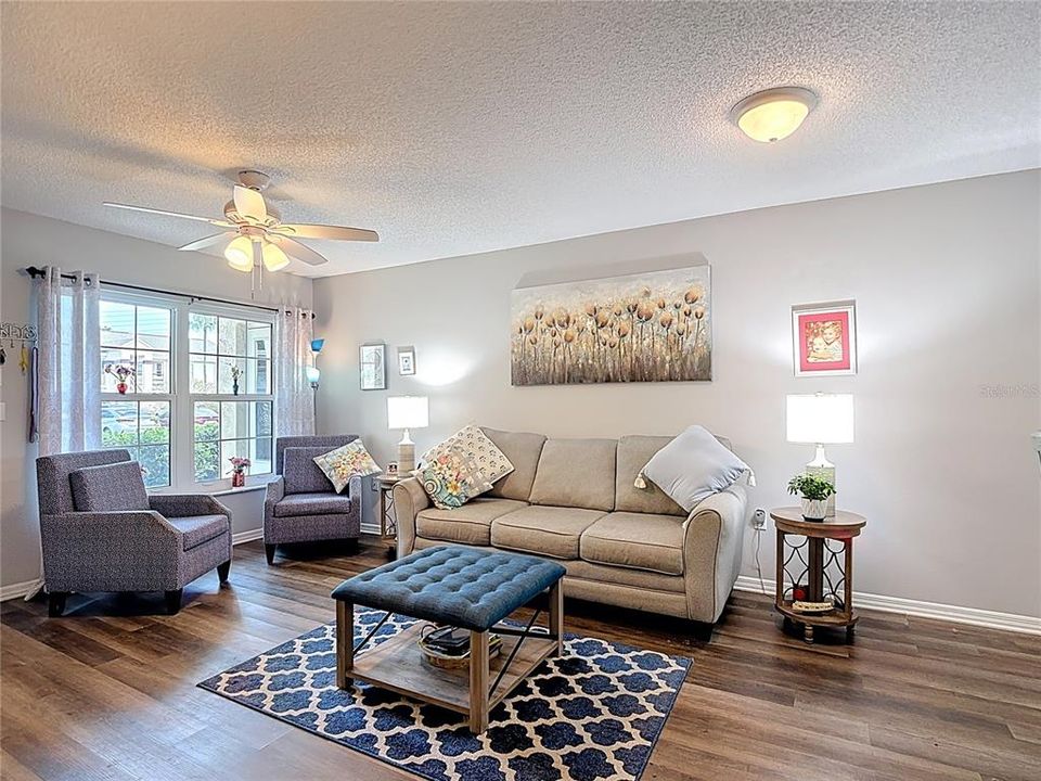 For Sale: $140,000 (2 beds, 1 baths, 925 Square Feet)