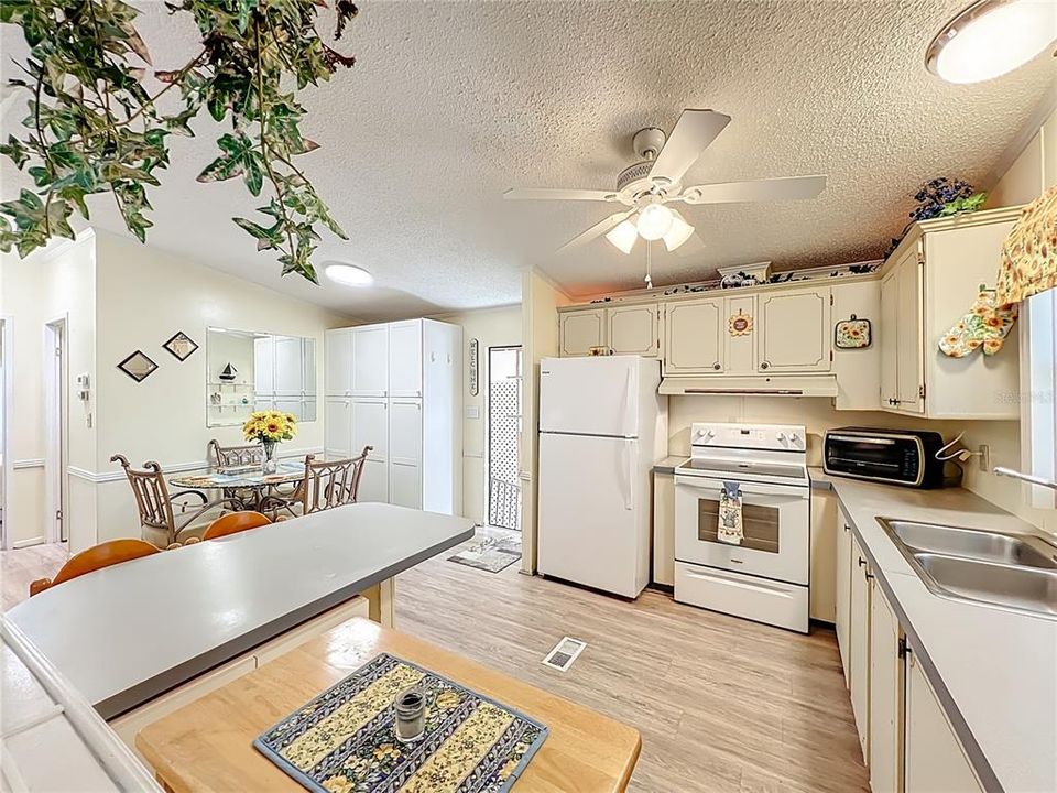For Sale: $139,900 (2 beds, 2 baths, 768 Square Feet)