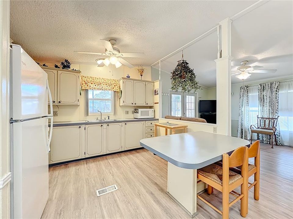 For Sale: $139,900 (2 beds, 2 baths, 768 Square Feet)