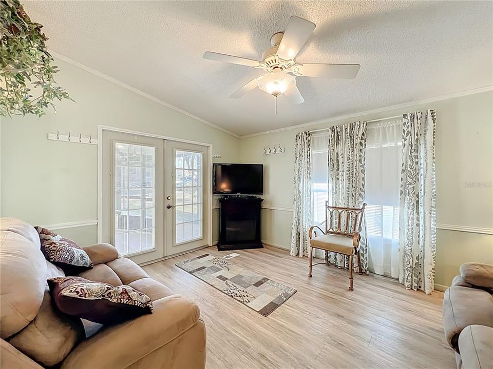 For Sale: $139,900 (2 beds, 2 baths, 768 Square Feet)