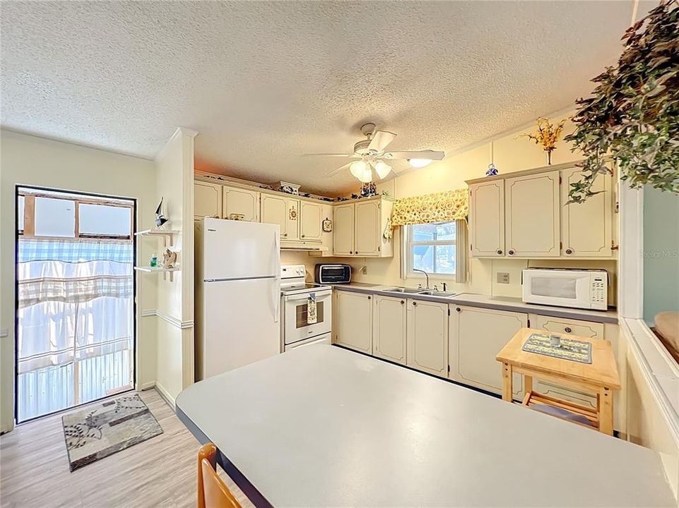 For Sale: $139,900 (2 beds, 2 baths, 768 Square Feet)