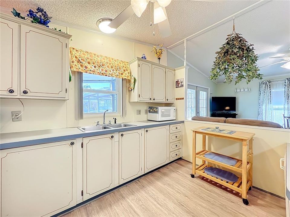 For Sale: $139,900 (2 beds, 2 baths, 768 Square Feet)