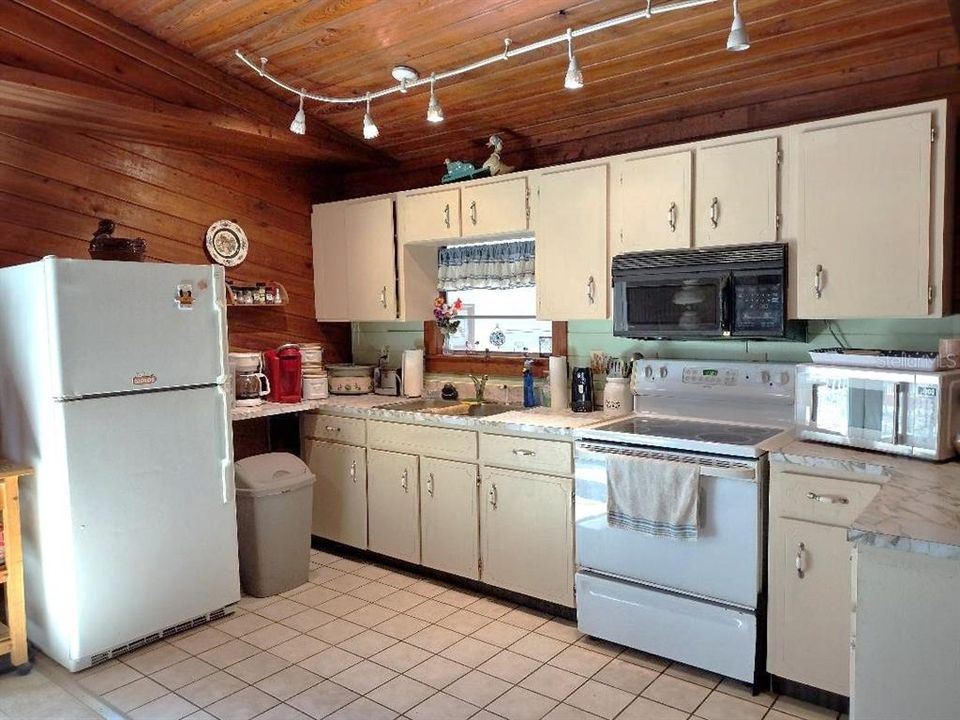 For Sale: $260,000 (2 beds, 2 baths, 1420 Square Feet)