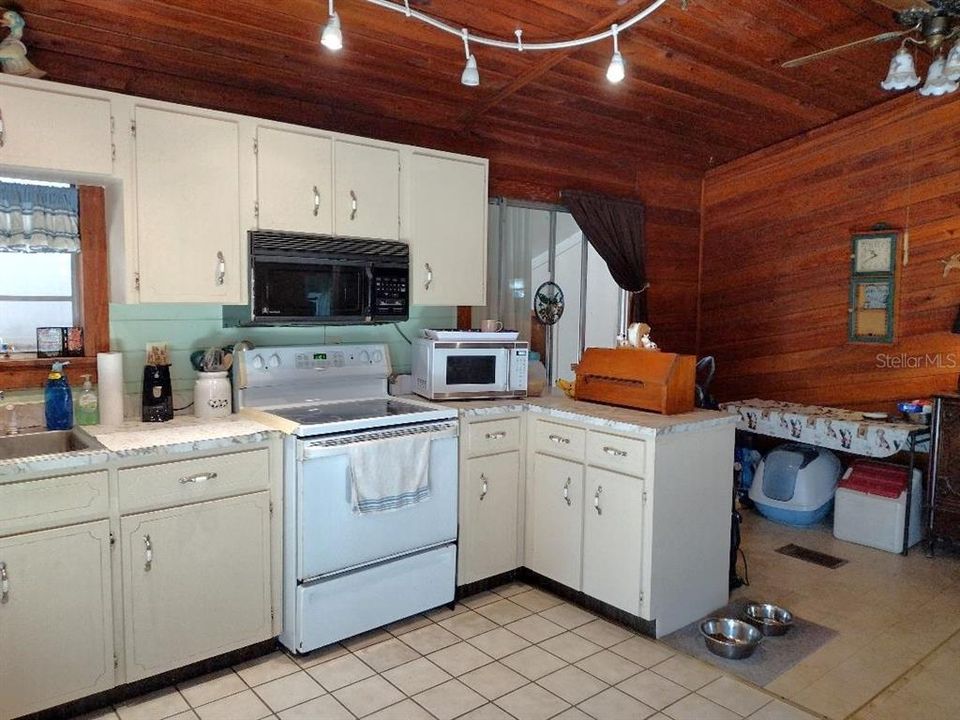 For Sale: $260,000 (2 beds, 2 baths, 1420 Square Feet)