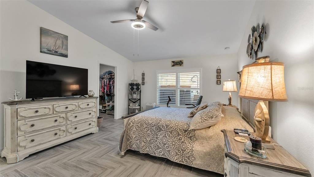 Под контрактом: $439,999 (3 спален, 2 ванн, 1715 Квадратных фут)