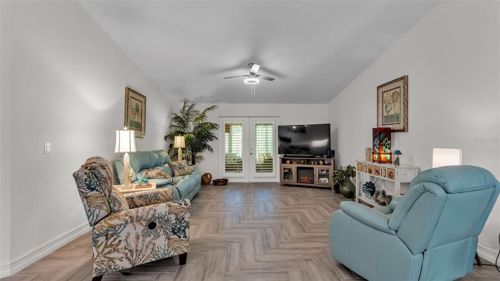 Под контрактом: $439,999 (3 спален, 2 ванн, 1715 Квадратных фут)