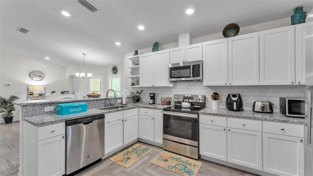 Под контрактом: $439,999 (3 спален, 2 ванн, 1715 Квадратных фут)