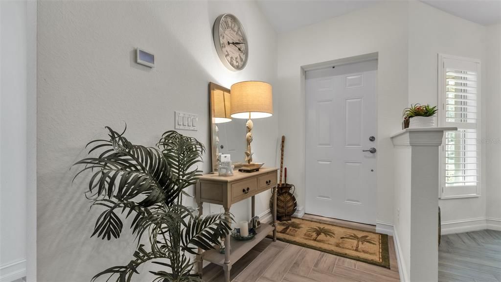 Под контрактом: $439,999 (3 спален, 2 ванн, 1715 Квадратных фут)