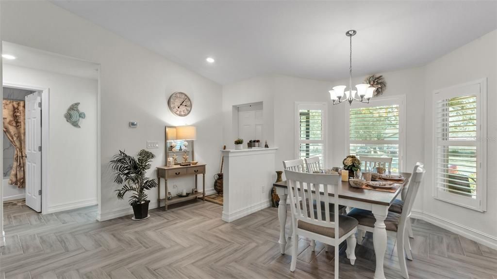 Под контрактом: $439,999 (3 спален, 2 ванн, 1715 Квадратных фут)