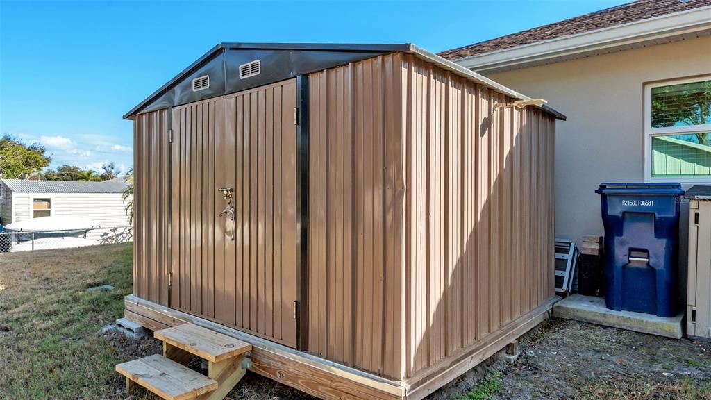 Под контрактом: $439,999 (3 спален, 2 ванн, 1715 Квадратных фут)