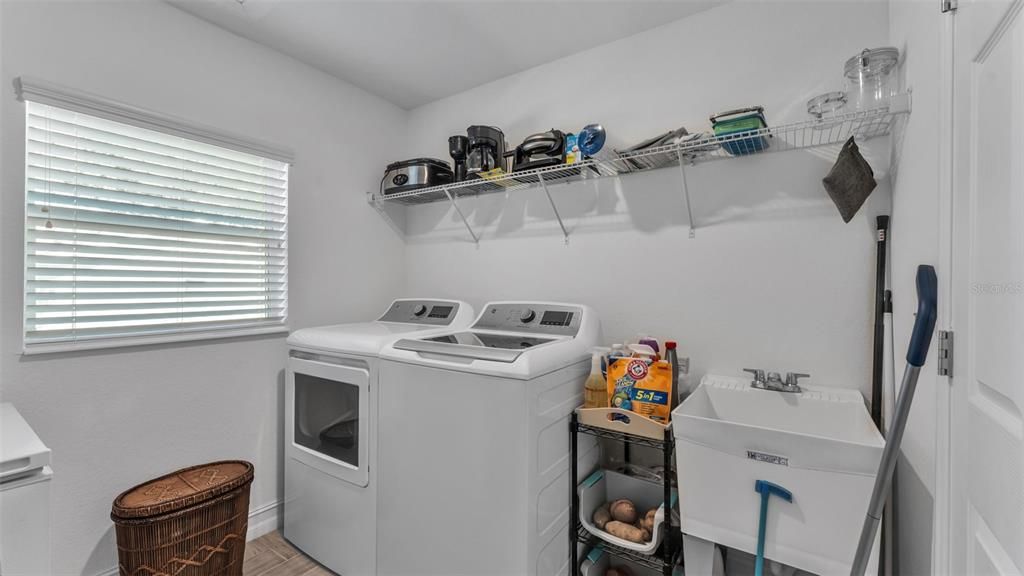 Под контрактом: $439,999 (3 спален, 2 ванн, 1715 Квадратных фут)