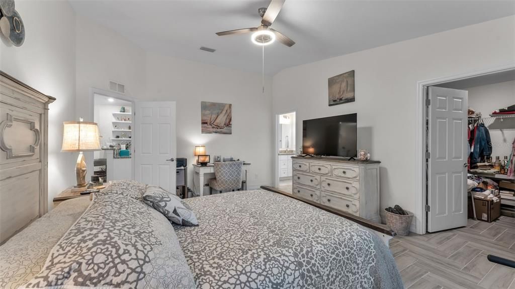 Под контрактом: $439,999 (3 спален, 2 ванн, 1715 Квадратных фут)