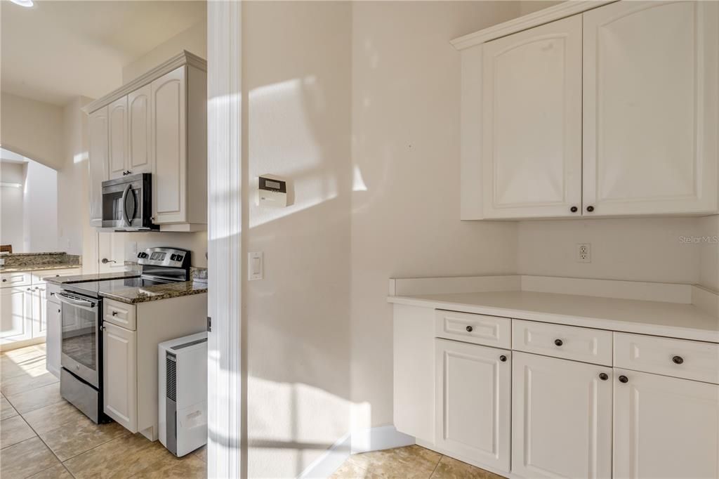 Activo con contrato: $365,000 (3 camas, 2 baños, 2384 Pies cuadrados)