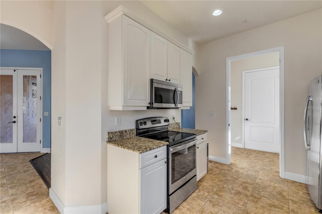 Activo con contrato: $365,000 (3 camas, 2 baños, 2384 Pies cuadrados)