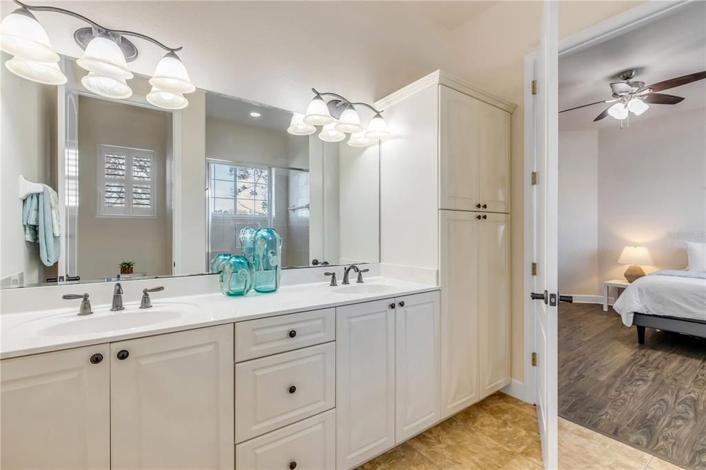 Activo con contrato: $365,000 (3 camas, 2 baños, 2384 Pies cuadrados)