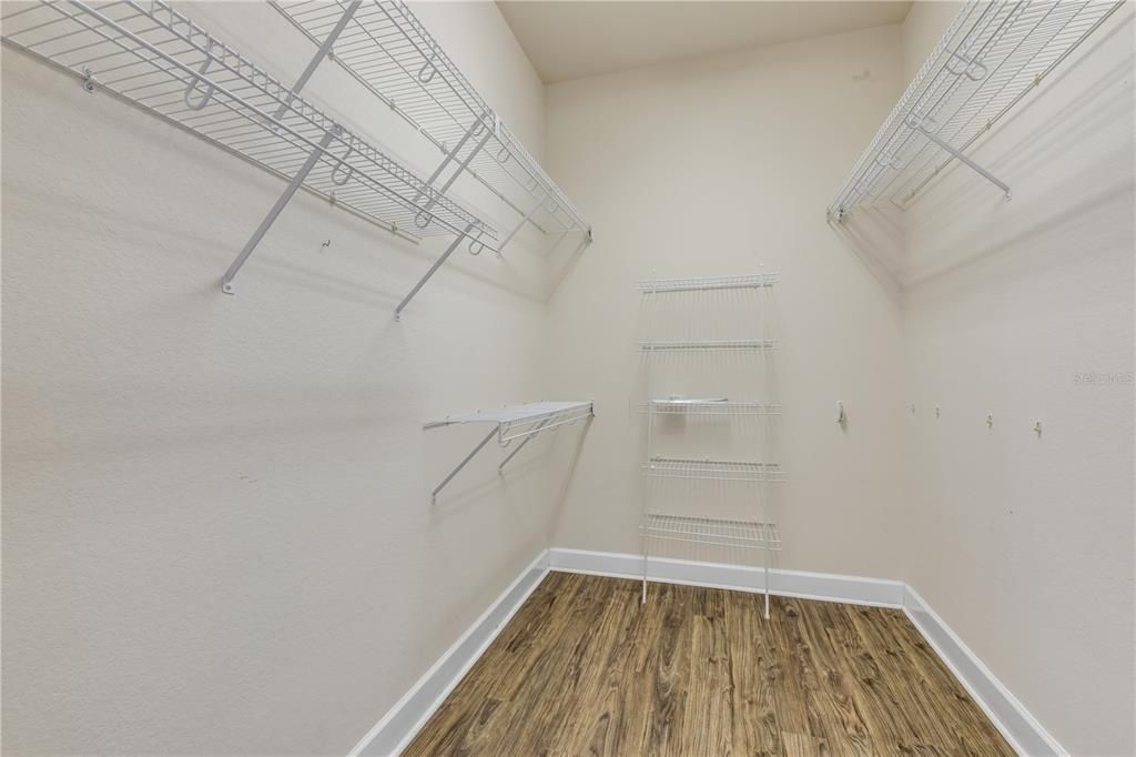 Activo con contrato: $365,000 (3 camas, 2 baños, 2384 Pies cuadrados)