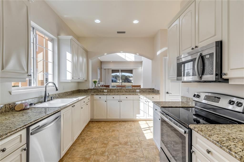 Activo con contrato: $365,000 (3 camas, 2 baños, 2384 Pies cuadrados)