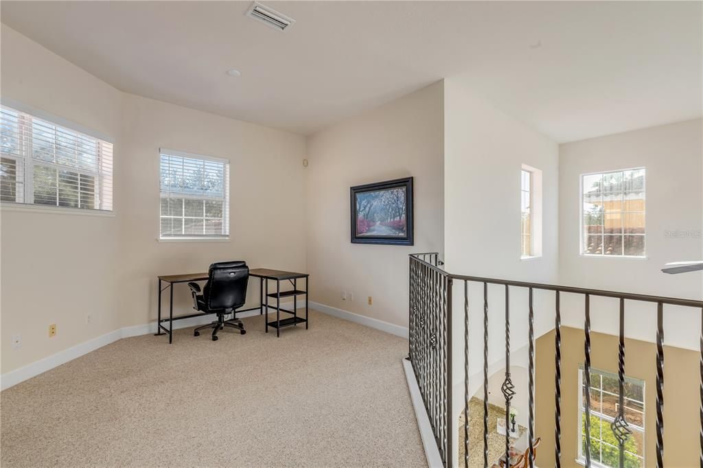 Activo con contrato: $365,000 (3 camas, 2 baños, 2384 Pies cuadrados)