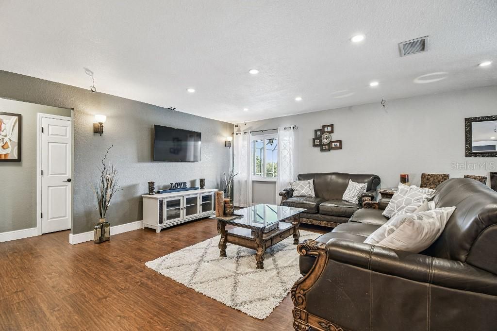 En Venta: $617,500 (5 camas, 3 baños, 3516 Pies cuadrados)