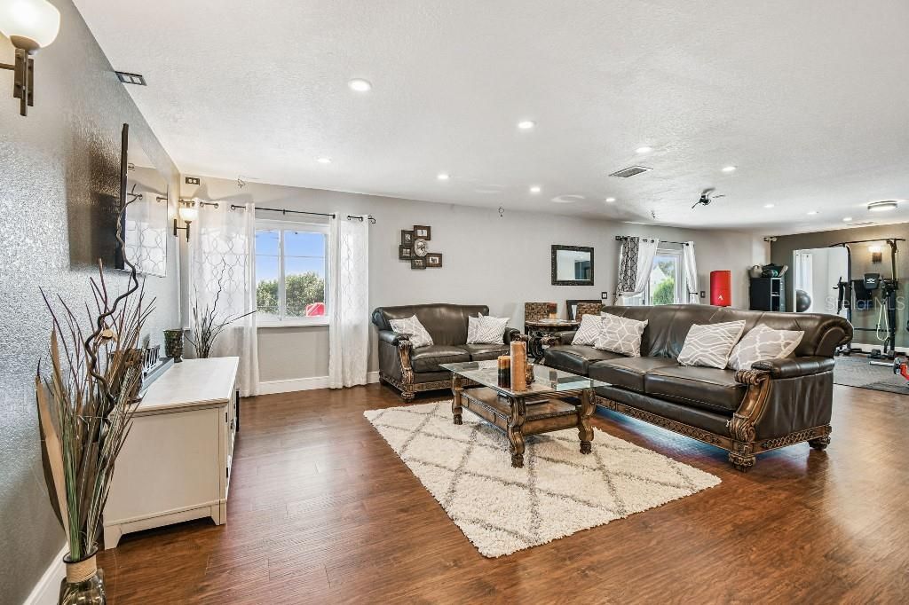 En Venta: $617,500 (5 camas, 3 baños, 3516 Pies cuadrados)