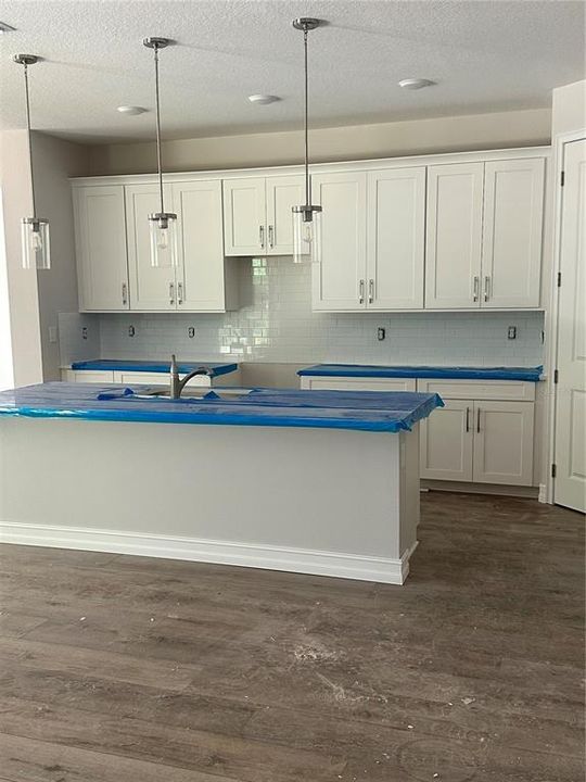 Activo con contrato: $440,000 (4 camas, 2 baños, 2146 Pies cuadrados)