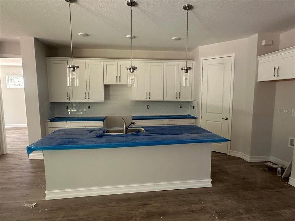 Activo con contrato: $440,000 (4 camas, 2 baños, 2146 Pies cuadrados)