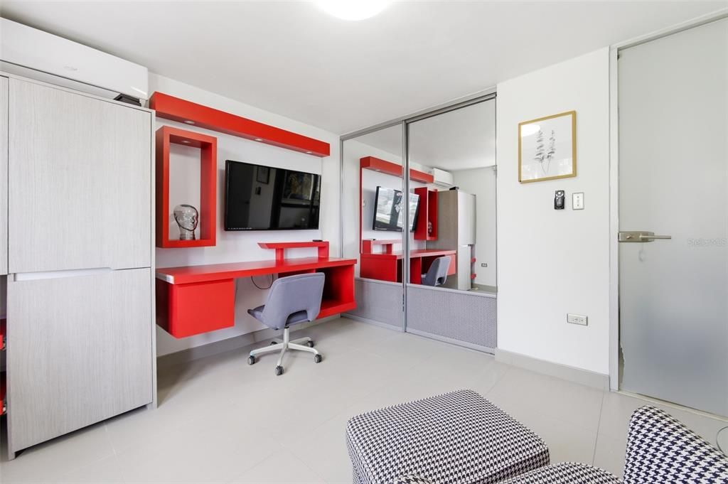 For Sale: $1,100,000 (3 beds, 3 baths, 1943 Square Feet)