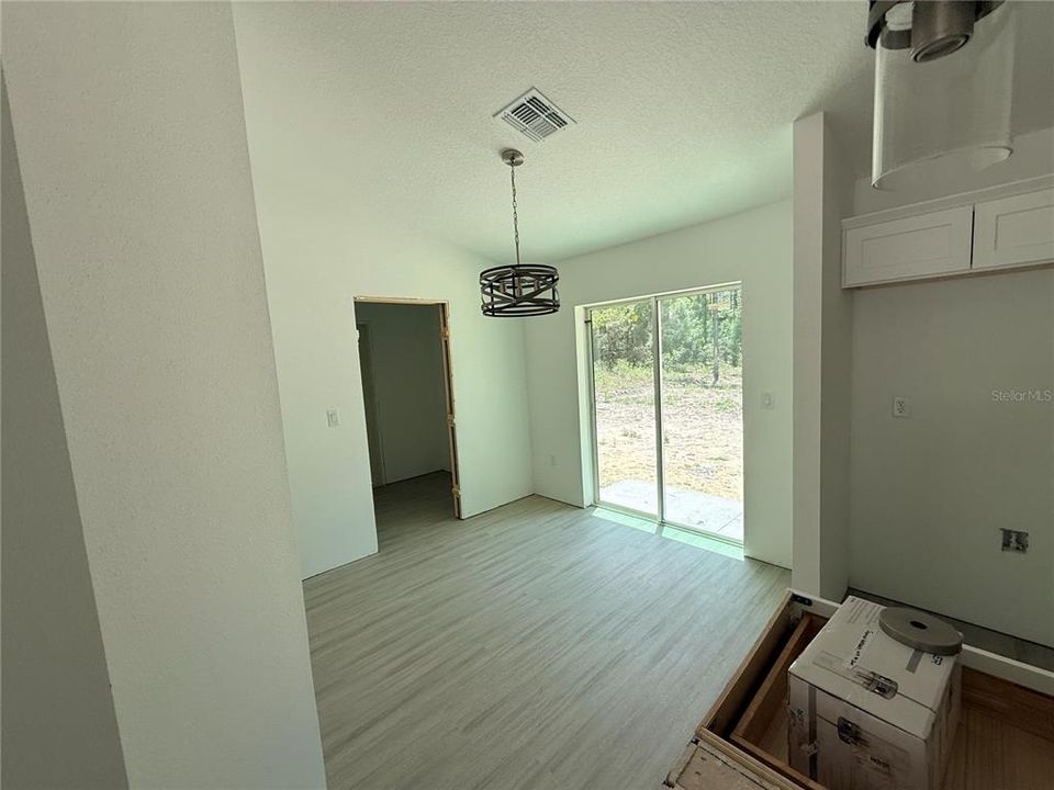 Под контрактом: $214,990 (3 спален, 2 ванн, 1129 Квадратных фут)