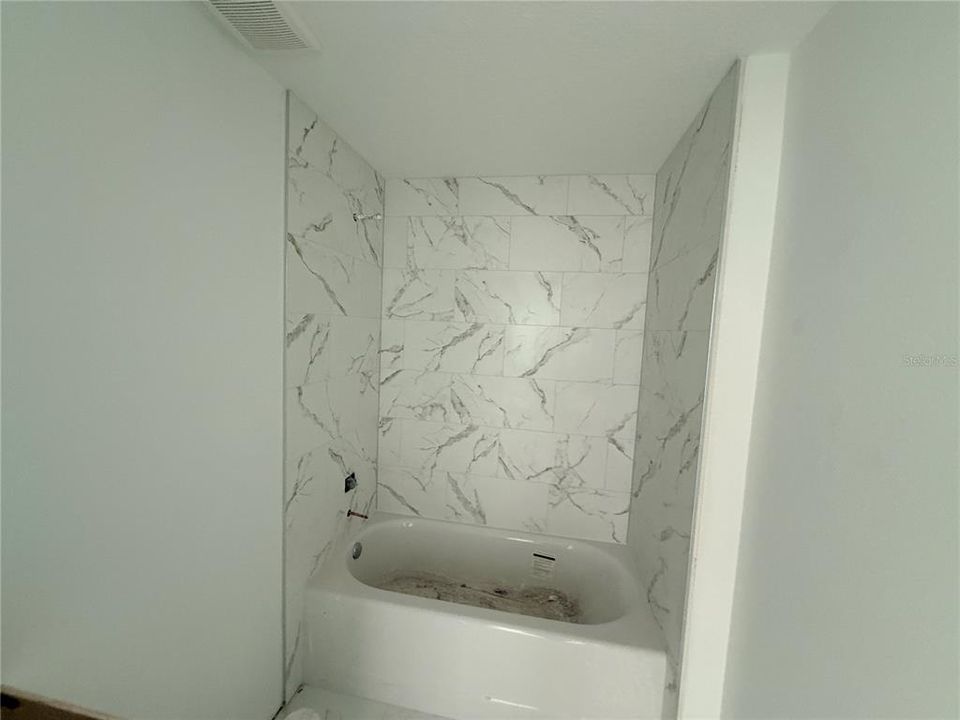 Под контрактом: $214,990 (3 спален, 2 ванн, 1129 Квадратных фут)