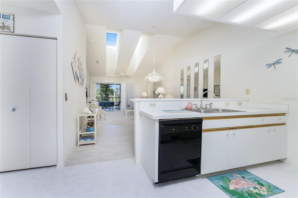 На продажу: $144,900 (2 спален, 2 ванн, 933 Квадратных фут)
