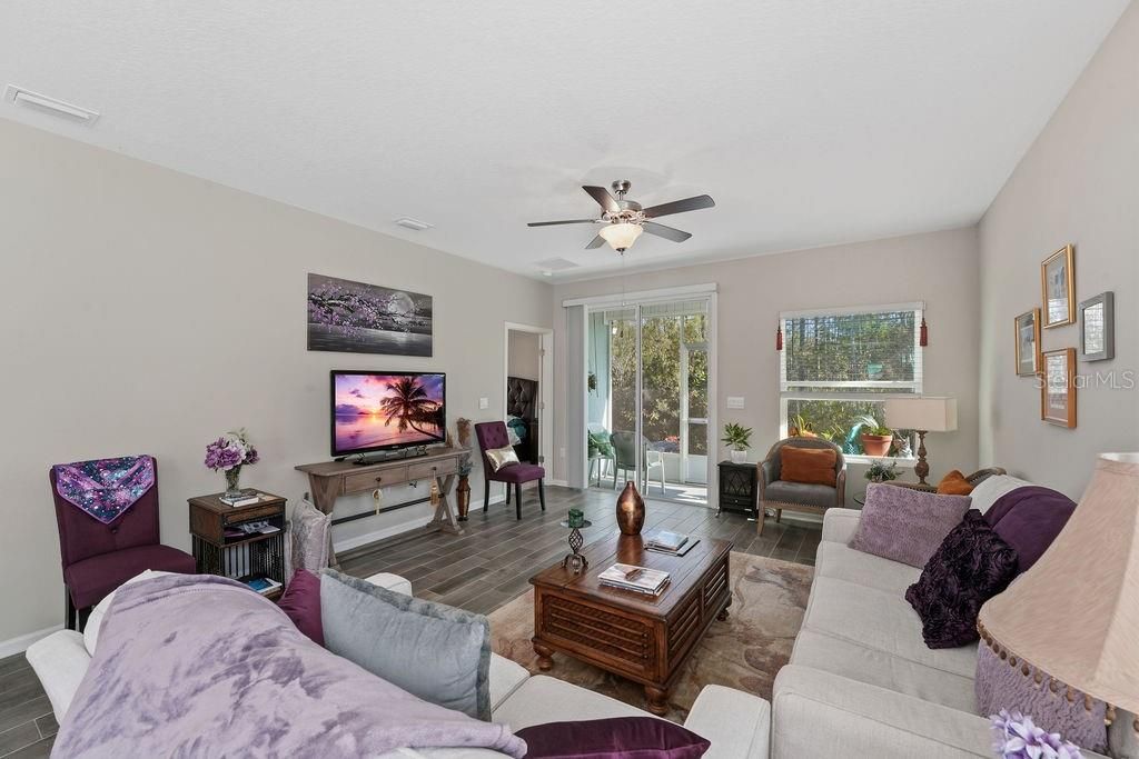Activo con contrato: $279,900 (3 camas, 2 baños, 1646 Pies cuadrados)