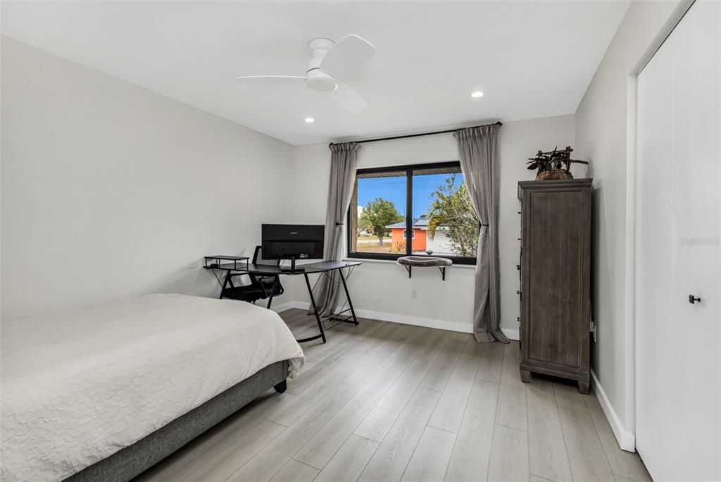 Active With Contract: $189,000 (2 beds, 1 baths, 1034 Square Feet)