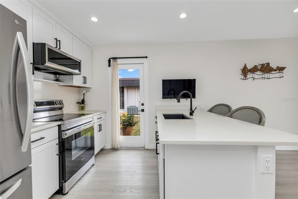 Active With Contract: $189,000 (2 beds, 1 baths, 1034 Square Feet)
