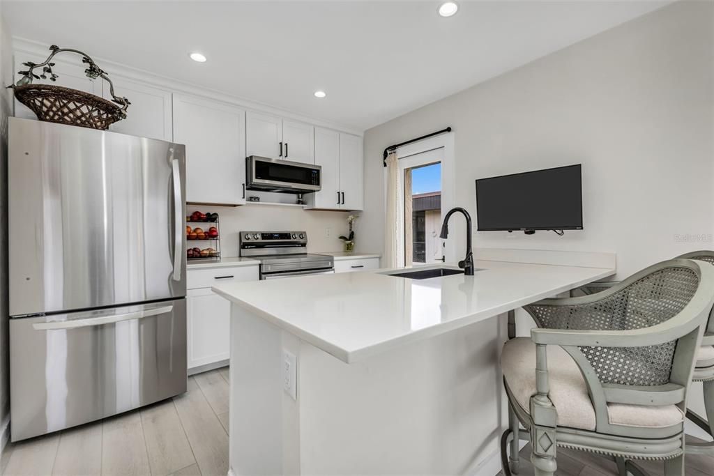 Active With Contract: $189,000 (2 beds, 1 baths, 1034 Square Feet)