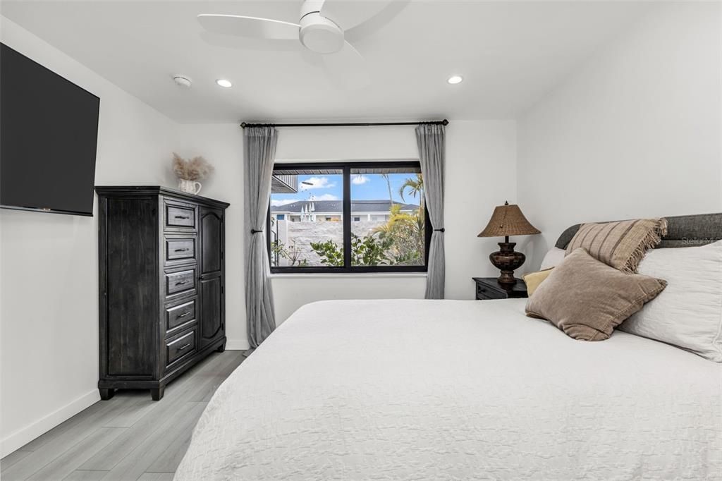 Active With Contract: $189,000 (2 beds, 1 baths, 1034 Square Feet)