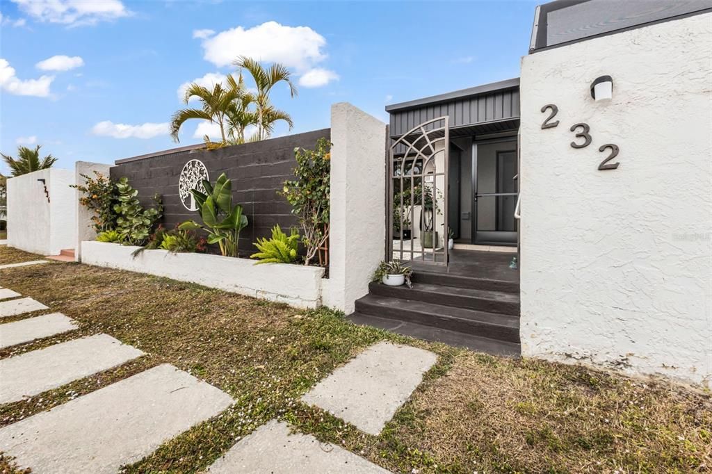 Active With Contract: $189,000 (2 beds, 1 baths, 1034 Square Feet)