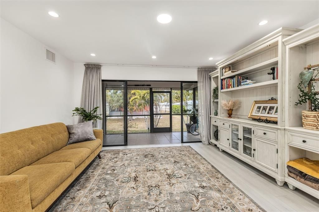 Active With Contract: $189,000 (2 beds, 1 baths, 1034 Square Feet)