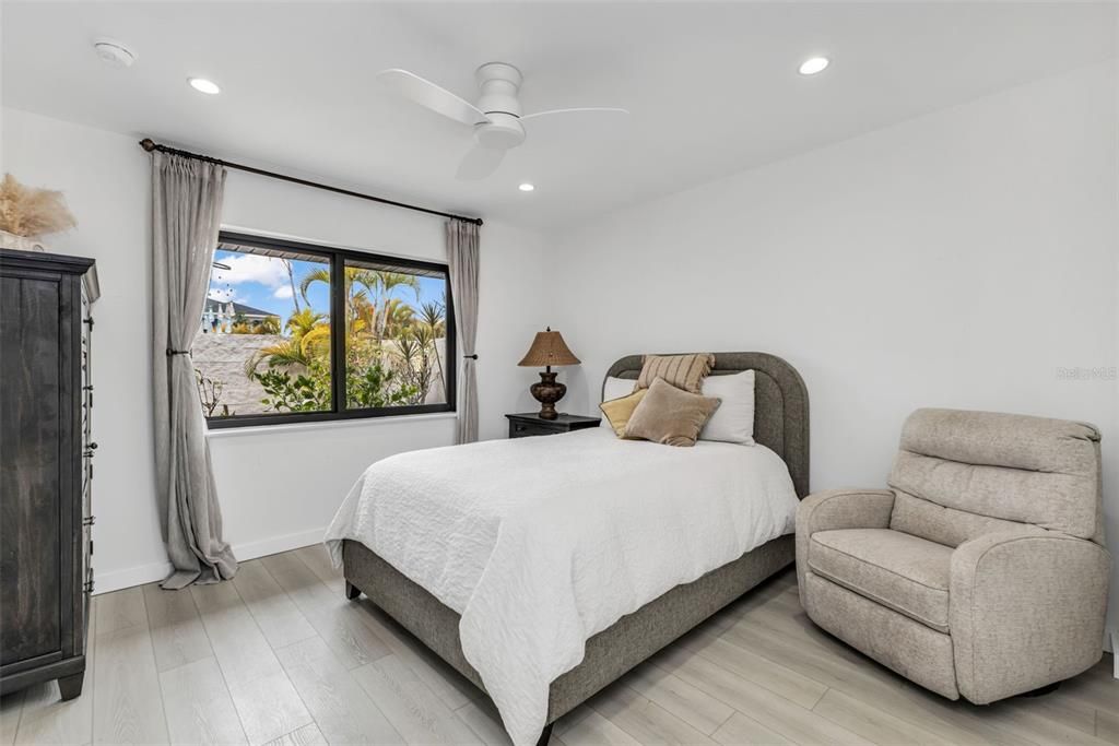 Active With Contract: $189,000 (2 beds, 1 baths, 1034 Square Feet)