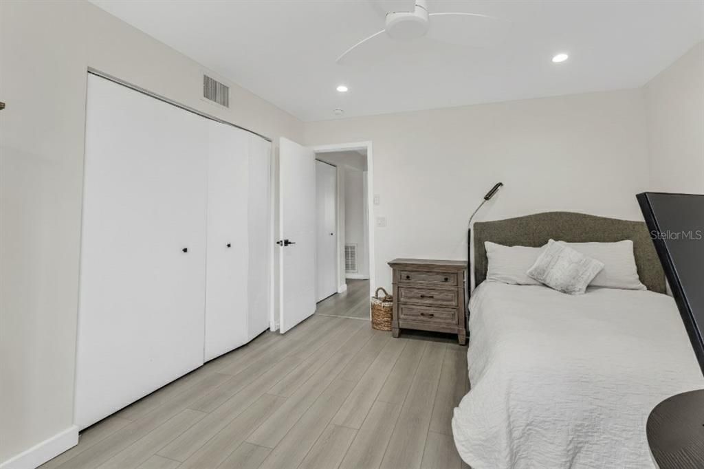 Active With Contract: $189,000 (2 beds, 1 baths, 1034 Square Feet)