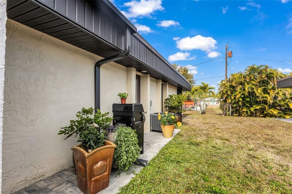 Active With Contract: $189,000 (2 beds, 1 baths, 1034 Square Feet)