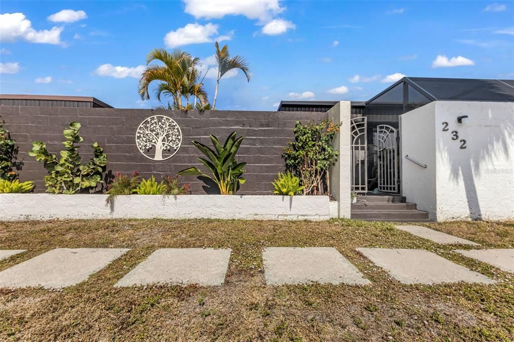 Active With Contract: $189,000 (2 beds, 1 baths, 1034 Square Feet)