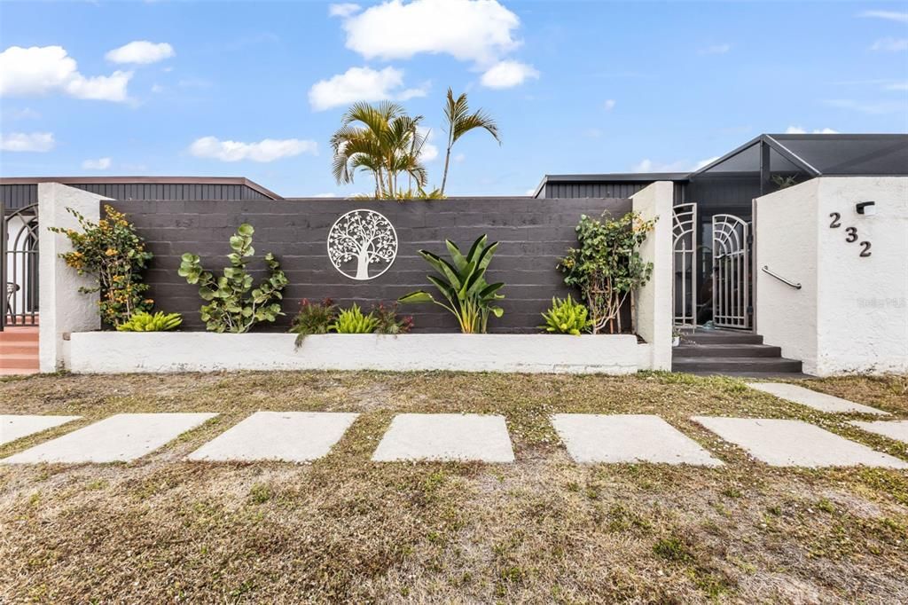 Active With Contract: $189,000 (2 beds, 1 baths, 1034 Square Feet)