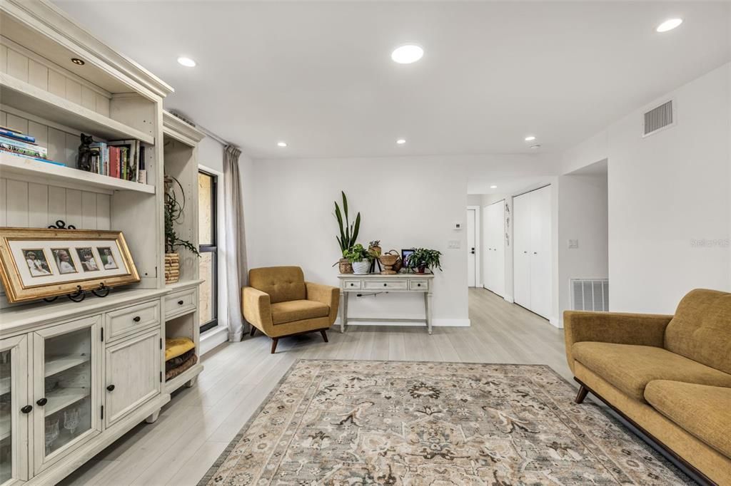 Active With Contract: $189,000 (2 beds, 1 baths, 1034 Square Feet)