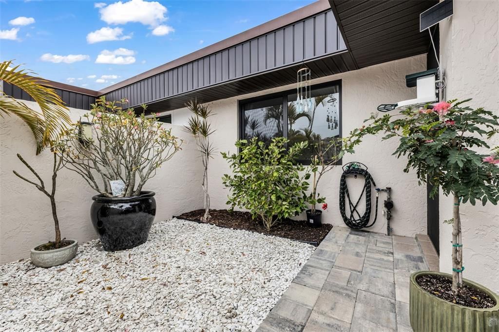 Active With Contract: $189,000 (2 beds, 1 baths, 1034 Square Feet)