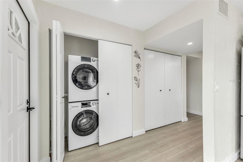 Active With Contract: $189,000 (2 beds, 1 baths, 1034 Square Feet)