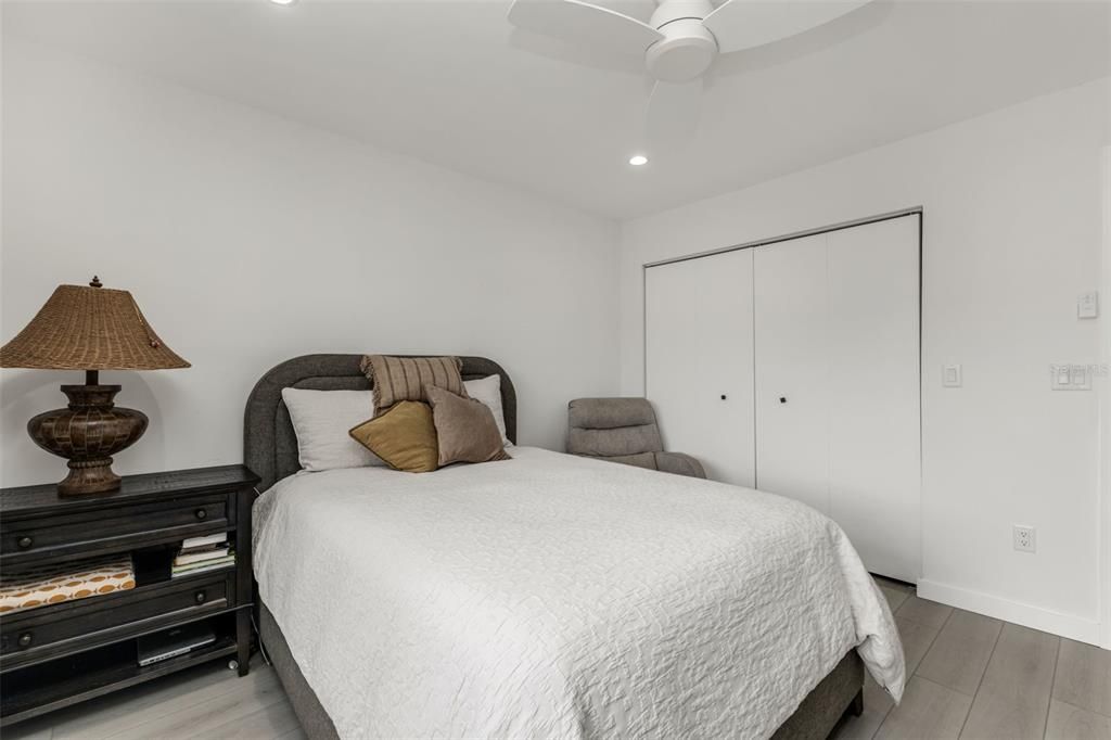 Active With Contract: $189,000 (2 beds, 1 baths, 1034 Square Feet)